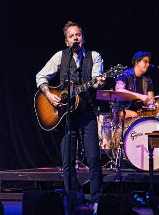 Kiefer Sutherland Konzert in Hamilton, Kanada June 24, 2016 - Hamilton, ON, Canada - 24 June 2016 - Hamilton, Ontario, Canada. Kiefer Sutherland performs on stage during his Not Enough Whiskey Tour held at the Molson Canadian Studio at Hamilton Place. Photo Credit: Hamilton Canada - ZUMAa123