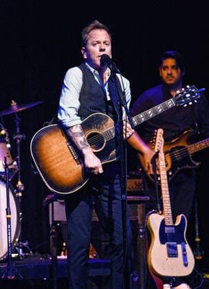 Kiefer Sutherland Konzert in Hamilton, Kanada June 24, 2016 - Hamilton, ON, Canada - 24 June 2016 - Hamilton, Ontario, Canada. Kiefer Sutherland performs on stage during his Not Enough Whiskey Tour held at the Molson Canadian Studio at Hamilton Place. Photo Credit: Hamilton Canada - ZUMAa123