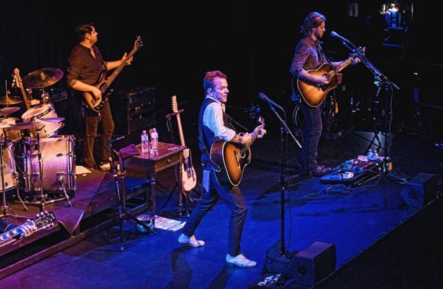 Kiefer Sutherland Konzert in Hamilton, Kanada June 24, 2016 - Hamilton, ON, Canada - 24 June 2016 - Hamilton, Ontario, Canada. Kiefer Sutherland performs on stage during his Not Enough Whiskey Tour held at the Molson Canadian Studio at Hamilton Place. Photo Credit: Hamilton Canada - ZUMAa123