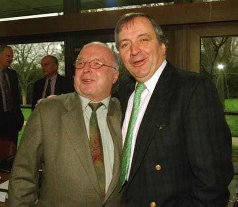 Bundesarbeitsminister Norbert Bluem Blüm (l.) und Bundesumweltminister Klaus Toepfer Töpfer im Bundeskanzleramt in Bonn am 01.07.1995 ( Aufnahmedatum geschaetzt) zu Beginn einer Sitzung des Bundeskabinetts Undated photo shows German Ministers Norberg Bluem and Klaus Toepfer (r.)