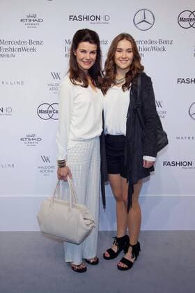 Nicola Tiggeler mit Tochter Tiffany - Ankunft zur Minx by Eva Lutz Fashion-Show im Rahmen der Mercedes-Benz Fashion Week Berlin Spring Summer 2017 im Erika-Hess-Eisstadion in Berlin am 29.06.2016. Mercedes-Benz Fashion Week Berlin Spring Summer 2017