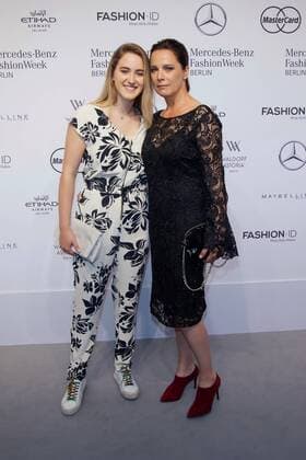 Luka Teresa-Gerda Kloser und Désirée Nosbusch - Ankunft zur Minx by Eva Lutz Fashion-Show im Rahmen der Mercedes-Benz Fashion Week Berlin Spring Summer 2017 im Erika-Hess-Eisstadion in Berlin am 29.06.2016. Mercedes-Benz Fashion Week Berlin Spring Summer 2017