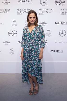 Sarah Alles - Ankunft zur Rebekka Ruètz Fashion-Show im Rahmen der Mercedes-Benz Fashion Week Berlin Spring Summer 2017 im Erika-Hess-Eisstadion in Berlin am 29.06.2016. Mercedes-Benz Fashion Week Berlin Spring Summer 2017