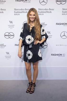 Viviane Geppert - Ankunft zur Rebekka Ruètz Fashion-Show im Rahmen der Mercedes-Benz Fashion Week Berlin Spring Summer 2017 im Erika-Hess-Eisstadion in Berlin am 29.06.2016. Mercedes-Benz Fashion Week Berlin Spring Summer 2017