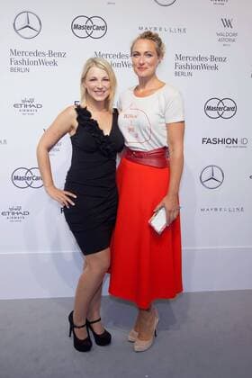 Iris Mareike Steen und Eva Mona Rodekirchen - Ankunft zur Rebekka Ruètz Fashion-Show im Rahmen der Mercedes-Benz Fashion Week Berlin Spring Summer 2017 im Erika-Hess-Eisstadion in Berlin am 29.06.2016. Mercedes-Benz Fashion Week Berlin Spring Summer 2017