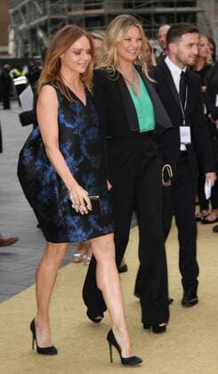 English designer Stella McCartney and model Kate Moss attending the Absolutely Fabulous world premiere in London s Odeon Cinema, Leicester Square. JUNE 29th 2016  MESx162076