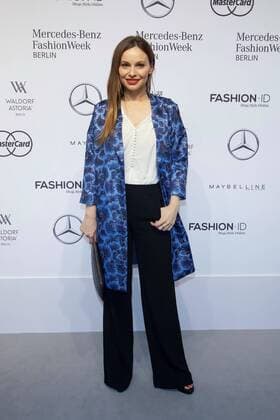 Berlin Fashion Week - Prominente bei der Laurel Modenschau Mina Tander - Ankunft zur Laurèl Fashion-Show im Rahmen der Mercedes-Benz Fashion Week Berlin Spring Summer 2017 im Erika-Hess-Eisstadion in Berlin am 29.06.2016. Mercedes-Benz Fashion Week Berlin Spring Summer 2017