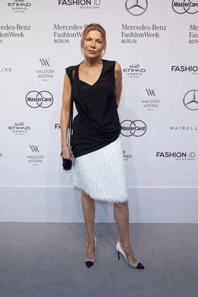 Berlin Fashion Week - Prominente bei der Laurel Modenschau Ursula Karven - Ankunft zur Laurèl Fashion-Show im Rahmen der Mercedes-Benz Fashion Week Berlin Spring Summer 2017 im Erika-Hess-Eisstadion in Berlin am 29.06.2016. Mercedes-Benz Fashion Week Berlin Spring Summer 2017