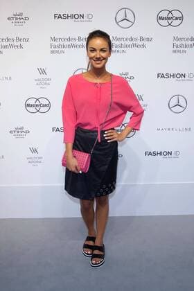 Berlin Fashion Week - Prominente bei der Laurel Modenschau Janina Uhse - Ankunft zur Laurèl Fashion-Show im Rahmen der Mercedes-Benz Fashion Week Berlin Spring Summer 2017 im Erika-Hess-Eisstadion in Berlin am 29.06.2016. Mercedes-Benz Fashion Week Berlin Spring Summer 2017
