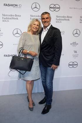 Berlin Fashion Week - Prominente bei der Laurel Modenschau Sabine Christiansen und Norbert Medus - Ankunft zur Laurèl Fashion-Show im Rahmen der Mercedes-Benz Fashion Week Berlin Spring Summer 2017 im Erika-Hess-Eisstadion in Berlin am 29.06.2016. Mercedes-Benz Fashion Week Berlin Spring Summer 2017