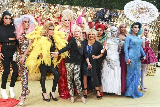 Joanna Lumley und Jennifer Saunders bei der Weltpremiere des Kinofilms Absolutely Fabulous: The Movie Absolutely Fabulous: Der Film im Odeon Leicester Square. London, 29.06.2016 Joanna Lumley, Jennifer Saunders  Foto:xS.xVasx xFuturexImage
