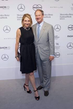 John B. Emerson, US-Botschafter mit Frau Kimberly Marteau Emerson - Ankunft zur Guido Maria Kretschmer Fashion-Show im Rahmen der Mercedes-Benz Fashion Week Berlin Spring Summer 2017 im Erika-Hess-Eisstadion in Berlin am 29.06.2016. Mercedes-Benz Fashion Week Berlin Spring Summer 2017