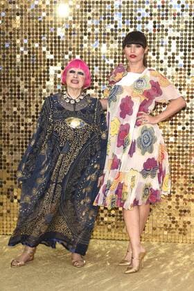 Zandra Rhodes und Grace Woodward bei der Weltpremiere des Kinofilms Absolutely Fabulous: The Movie Absolutely Fabulous: Der Film im Odeon Leicester Square. London, 29.06.2016 Zandra Rhodes, Grace Woodward  Foto:xS.xVasx xFuturexImage