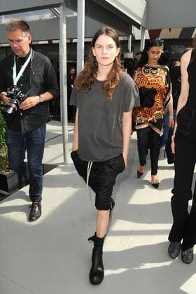 Eliot Sumner (25), die Sängerin und Tochter von Sting bei der Ankunft zum Fashion Talk am 30.06.2016 im Rahmen der Mercedes-Benz Fashion Week Frühjahr Sommer 2017 