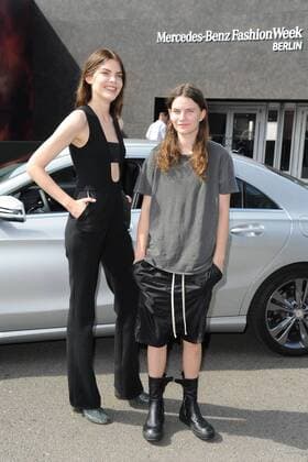 Model Lucie von Alten und Musikerin Eliot Sumner bei der Ankunft zum Fashion Talk am 30.06.2016 im Rahmen der Mercedes-Benz Fashion Week Frühjahr Sommer 2017 