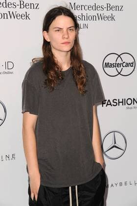 Eliot Sumner (25), die Sängerin und Tochter von Sting bei der Ankunft zum Fashion Talk am 30.06.2016 im Rahmen der Mercedes-Benz Fashion Week Frühjahr Sommer 2017 