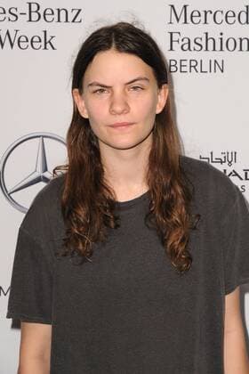 Eliot Sumner (25), die Sängerin und Tochter von Sting bei der Ankunft zum Fashion Talk am 30.06.2016 im Rahmen der Mercedes-Benz Fashion Week Frühjahr Sommer 2017 