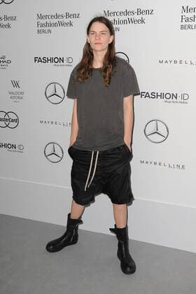 Eliot Sumner (25), die Sängerin und Tochter von Sting bei der Ankunft zum Fashion Talk am 30.06.2016 im Rahmen der Mercedes-Benz Fashion Week Frühjahr Sommer 2017 