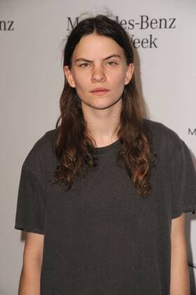 Eliot Sumner (25), die Sängerin und Tochter von Sting bei der Ankunft zum Fashion Talk am 30.06.2016 im Rahmen der Mercedes-Benz Fashion Week Frühjahr Sommer 2017 