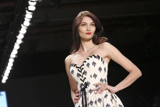 Model bei der Lena Hoschek Fashion Show auf der Mercedes-Benz Fashion Week Berlin Spring Summer 2017. Berlin, 30.06.2016 Foto:xS.xGabschx xFuturexImage