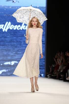 Model bei der Lena Hoschek Fashion Show auf der Mercedes-Benz Fashion Week Berlin Spring Summer 2017. Berlin, 30.06.2016 Foto:xS.xGabschx xFuturexImage