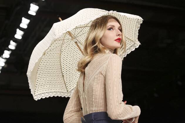 Model bei der Lena Hoschek Fashion Show auf der Mercedes-Benz Fashion Week Berlin Spring Summer 2017. Berlin, 30.06.2016 Foto:xS.xGabschx xFuturexImage