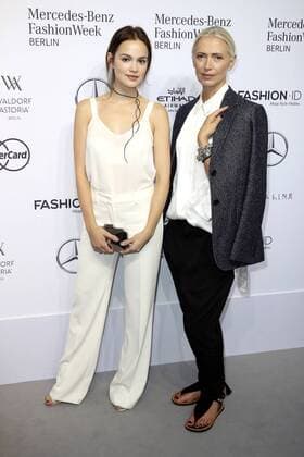 Emilia Schüle und Christiane Arp bei der Designer For Tomorrow By Fashion ID Show auf der Mercedes-Benz Fashion Week Berlin Spring Summer 2017. Berlin, 30.06.2016 Foto:xS.xGabschx xFuturexImage