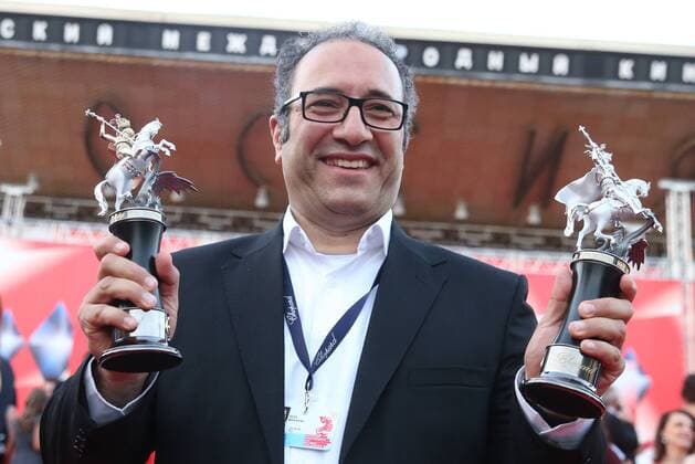 Bilder des Tages MOSCOW, RUSSIA - JUNE 30, 2016: Director Reza Mirkarimi with the Golden George award main prize for the best film for his film Daughter at the closing of the 38th Moscow International Film Festival. Vyacheslav Prokofyev TASS  TS0288A9