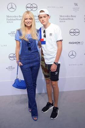 Jenny Elvers mit Sohn Paul - Ankunft zur Dimitri Fashion-Show im Rahmen der Mercedes-Benz Fashion Week Berlin Spring Summer 2017 im Erika-Hess-Eisstadion in Berlin am 30.06.2016. Mercedes-Benz Fashion Week Berlin Spring Summer 2017