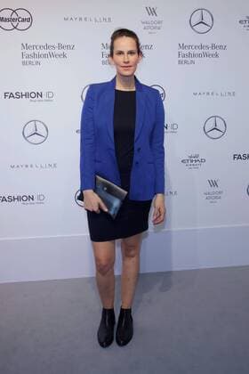 Saralisa Volm - Ankunft zur Lena Hoschek Fashion-Show im Rahmen der Mercedes-Benz Fashion Week Berlin Spring Summer 2017 im Erika-Hess-Eisstadion in Berlin am 30.06.2016. Mercedes-Benz Fashion Week Berlin Spring Summer 2017