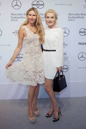 Sabine Piller und Kriemhild Siegel - Ankunft zur Lena Hoschek Fashion-Show im Rahmen der Mercedes-Benz Fashion Week Berlin Spring Summer 2017 im Erika-Hess-Eisstadion in Berlin am 30.06.2016. Mercedes-Benz Fashion Week Berlin Spring Summer 2017