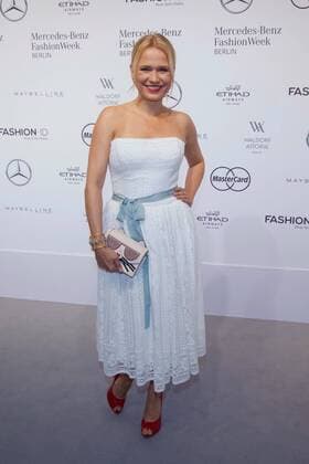 Nova Meierhenrich - Ankunft zur Lena Hoschek Fashion-Show im Rahmen der Mercedes-Benz Fashion Week Berlin Spring Summer 2017 im Erika-Hess-Eisstadion in Berlin am 30.06.2016. Mercedes-Benz Fashion Week Berlin Spring Summer 2017
