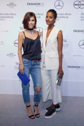 Lena Meyer-Landrut und Sara Nuru - Ankunft zur Designer for Tomorrow by Fashion ID Fashion-Show im Rahmen der Mercedes-Benz Fashion Week Berlin Spring Summer 2017 im Erika-Hess-Eisstadion in Berlin am 30.06.2016. Mercedes-Benz Fashion Week Berlin Spring Summer 2017