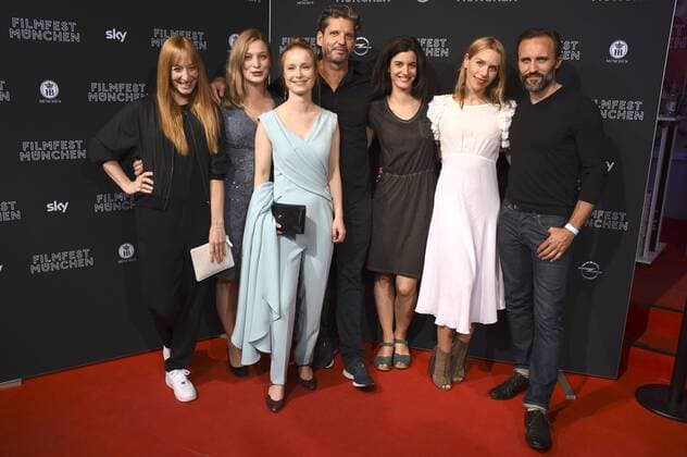 Kaya Marie Möller, Anna König, Odine Johne, Olaf Kraemer, Korinna Krauss, Julia Dietze und Stefano Cassetti bei der Premiere von 5 Frauen auf dem 34. Filmfest München 2016 im Arri Kino. München, 30.06.2016 Foto:xP.xSchönbergerx xFuturexImage