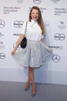 Joelina Drews - Ankunft zur Lana Mueller Fashion-Show im Rahmen der Mercedes-Benz Fashion Week Berlin Spring Summer 2017 im Erika-Hess-Eisstadion in Berlin am 01.07.2016. Mercedes-Benz Fashion Week Berlin Spring Summer 2017