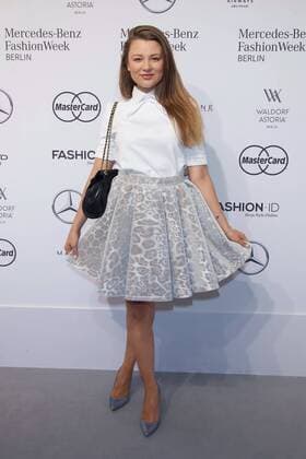 Joelina Drews - Ankunft zur Lana Mueller Fashion-Show im Rahmen der Mercedes-Benz Fashion Week Berlin Spring Summer 2017 im Erika-Hess-Eisstadion in Berlin am 01.07.2016. Mercedes-Benz Fashion Week Berlin Spring Summer 2017