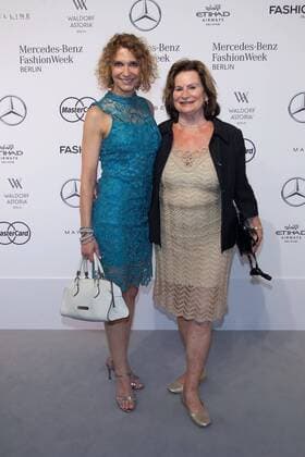 Heike Kloss mit Mutter Waldtraut Kloss - Ankunft zur Irene Luft Fashion-Show im Rahmen der Mercedes-Benz Fashion Week Berlin Spring Summer 2017 im Erika-Hess-Eisstadion in Berlin am 01.07.2016. Mercedes-Benz Fashion Week Berlin Spring Summer 2017