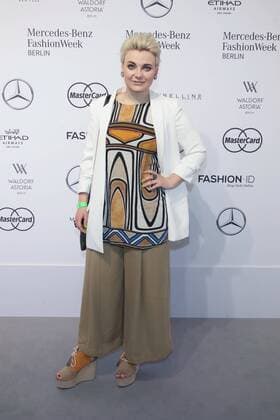 Elzbieta Steinmetz - Ankunft zur Irene Luft Fashion-Show im Rahmen der Mercedes-Benz Fashion Week Berlin Spring Summer 2017 im Erika-Hess-Eisstadion in Berlin am 01.07.2016. Mercedes-Benz Fashion Week Berlin Spring Summer 2017