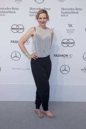Denise Zich - Ankunft zur Irene Luft Fashion-Show im Rahmen der Mercedes-Benz Fashion Week Berlin Spring Summer 2017 im Erika-Hess-Eisstadion in Berlin am 01.07.2016. Mercedes-Benz Fashion Week Berlin Spring Summer 2017