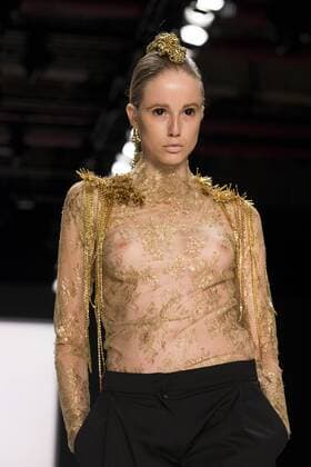 Bilder des Tages July 1, 2016 - Berlin, Germany - A model walks the runway at the Irene Luft show during the Mercedes-Benz Fashion Week Berlin Spring Summer 2017 at Erika Hess Eisstadion in Berlin, Germany on July 1st, 2016. Berlin Germany  - ZUMAn230