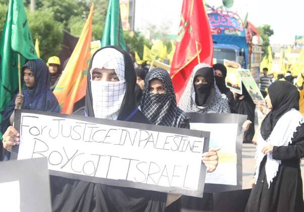 July 1, 2016 - Pakistan - KARACHI, PAKISTAN, JUL 01: Activists Imamia Students Organizations are marking Youm-.ul-Quds in support of Palestine as they are protesting against Israel and USA during rally, at M.A .Jinnah Road in Karachi on Friday, July 01, 2016. Pakistan  - ZUMAas3_