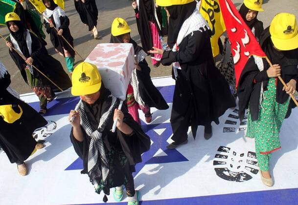 July 1, 2016 - Pakistan - KARACHI, PAKISTAN, JUL 01: Activists Imamia Students Organizations are marking Youm-.ul-Quds in support of Palestine as they are protesting against Israel and USA during rally, at M.A .Jinnah Road in Karachi on Friday, July 01, 2016. Pakistan  - ZUMAas3_
