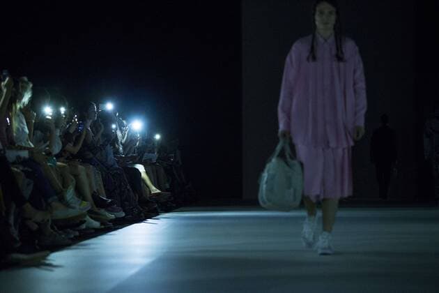 Bilder des Tages Guests use torch lights as a model walks the runway at the end of the Julian Zigerli show during the Mercedes-Benz Fashion Week Berlin Spring Summer 2017 at Erika Hess Eisstadion in Berlin, Germany on July 1st, 2016.  - ZUMAn230