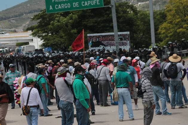 Demonstrators block the Mexican Federal Highway Autopista del Sol (The Route of the Sun), in Chilpancingo, Guerrero State, Mexico, 01 July 2016. Mexican Government Secretary Miguel Angel Osorio said that measures to clear the highways from teachers union protesters will take place soon in order to allow supplies to reach the Chiapas and Oaxaca States. Demonstrators block the Mexican Federal Highway Autopista del Sol in Chilpancingo, Guerrero State !ACHTUNG: NUR REDAKTIONELLE NUTZUNG!  MEX36 20160702-636030356010310795