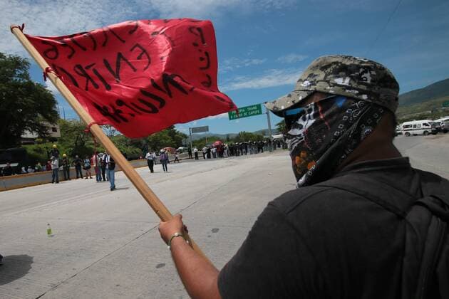 Demonstrators block the Mexican Federal Highway Autopista del Sol (The Route of the Sun), in Chilpancingo, Guerrero State, Mexico, 01 July 2016. Mexican Government Secretary Miguel Angel Osorio said that measures to clear the highways from teachers union protesters will take place soon in order to allow supplies to reach the Chiapas and Oaxaca States. Demonstrators block the Mexican Federal Highway Autopista del Sol in Chilpancingo, Guerrero State !ACHTUNG: NUR REDAKTIONELLE NUTZUNG!  MEX36 20160702-636030356666290795