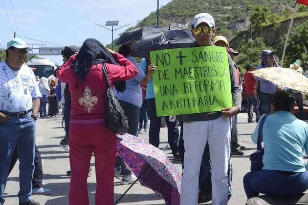 Mexiko s Lehrer, organisiert in der Lehrergewerkschaft CETEG, demonstrieren gegen die Bildungsreform, welche ihnen weitere Lohnkürzungen einbringen wird. Mexico -CHILPANCINGO, Gro.  - ZUMAu78_