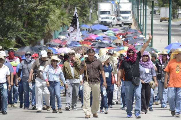 Bilder des Tages Mexiko s Lehrer, organisiert in der Lehrergewerkschaft CETEG, demonstrieren gegen die Bildungsreform, welche ihnen weitere Lohnkürzungen einbringen wird. Mexico -CHILPANCINGO, Gro.  - ZUMAu78_