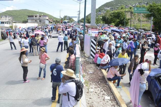 Mexiko s Lehrer, organisiert in der Lehrergewerkschaft CETEG, demonstrieren gegen die Bildungsreform, welche ihnen weitere Lohnkürzungen einbringen wird. Mexico -CHILPANCINGO, Gro.  - ZUMAu78_