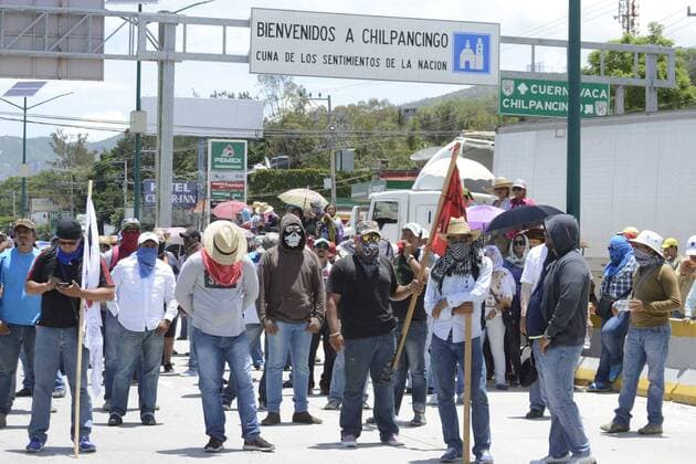 Mexiko s Lehrer, organisiert in der Lehrergewerkschaft CETEG, demonstrieren gegen die Bildungsreform, welche ihnen weitere Lohnkürzungen einbringen wird. Mexico -CHILPANCINGO, Gro.  - ZUMAu78_