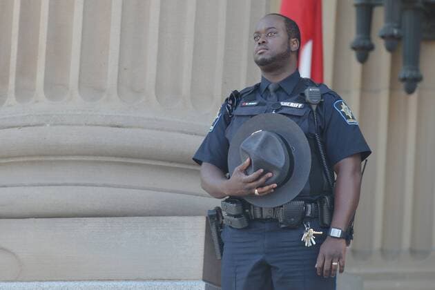 Nationalfeiertag in Kanada July 1, 2016 - Edmonton, Canada - A local sheriff during the National Anthem of Canada at the Legislature, on Canada Day 2016..On Friday, 1 July 2016, in Edmonton, Alberta, Canada. Edmonton Canada  - ZUMAn230